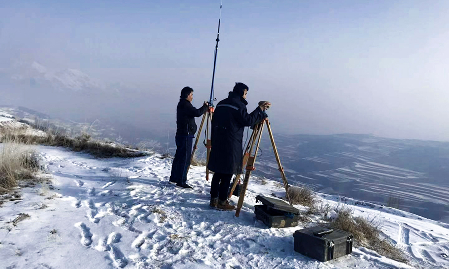 圖為高原上的工程測量人員。