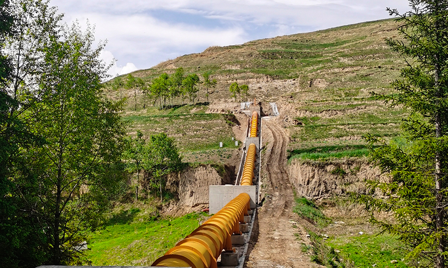 引大濟湟扶貧灌溉工程被稱為青海省“一號水利工程”，建成后，湟水流域將新增“旱改水”農田110余萬畝。其中，湟水北干渠扶貧灌溉二期工程支渠11標段位于青海省互助土族自治縣，主要包括隧洞、倒虹吸、渡槽、明渠等工程，全長15215米。圖為山谷中的倒虹吸工程。