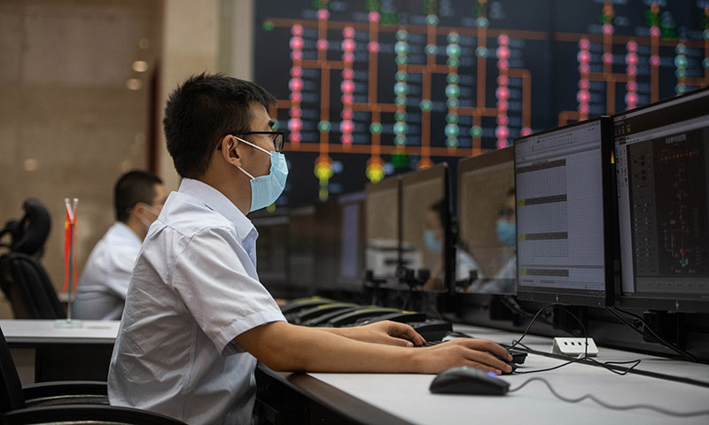 圖為6月29日，烏東德水力發電廠運行人員監控機組運行情況。（新華社記者 胡超 攝）