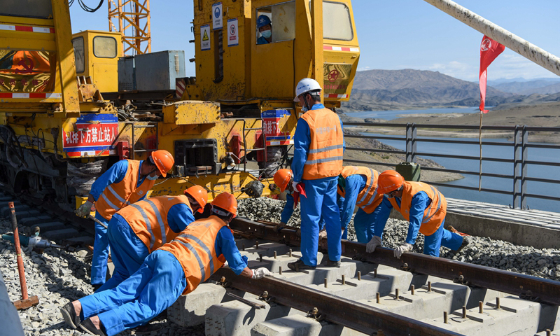 圖為7月2日，中鐵一局的施工人員在進行鋪軌作業。（新華社記者 丁磊 攝）