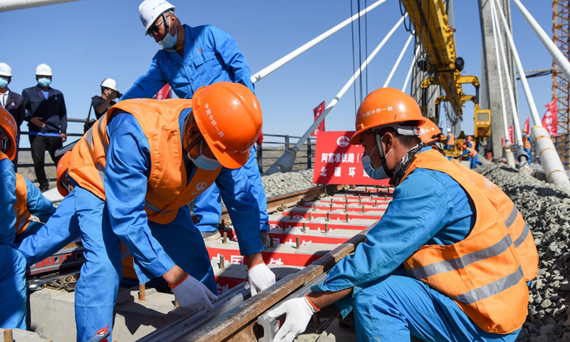 圖為7月2日，中鐵一局的施工人員在阿富準鐵路阿勒泰至富蘊段進行鋪軌作業。（新華社記者 丁磊 攝）