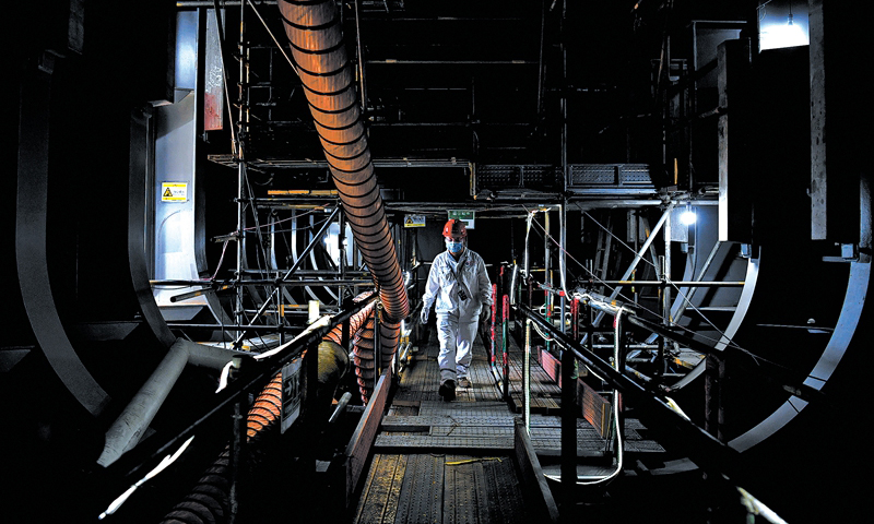 3月中旬，在項目誓師大會上，接下“軍令狀”的船體建造經理李勇，眼前浮現的是飄紅的進度指標，必須盡全力把進度趕回來。三天四吊、一天兩吊、海陸同吊……吊裝速度紀錄不斷刷新，船體封頂時間提前了16天。項目組成立了專業的精度控制團隊，從鋼板下料開始，每個建造過程都被嚴格控制在誤差允許范圍內。在就位過程中，他們嚴控合攏口尺寸、焊接收縮等關鍵環節，并從公司抽調120名頂級焊工，力保焊接質量。圖為回字形的船體艙室猶如迷宮。