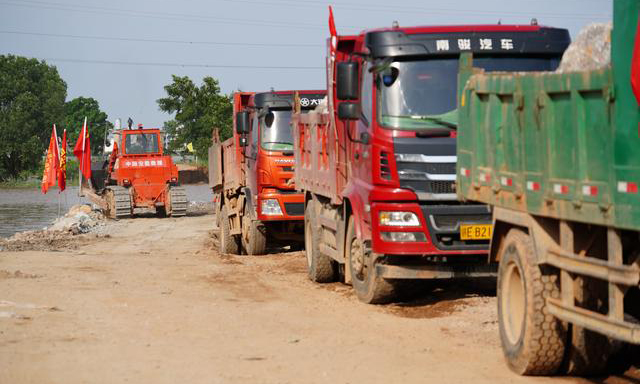 圖為7月12日拍攝的問桂道圩堤施工現場。（新華社記者 周密 張浩波 攝）