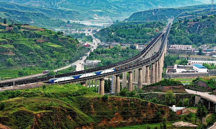 截至6月30日，國家能源集團包神鐵路集團神朔鐵路公司上半年運量累計完成1.28億噸。上半年，該公司嚴格執行“一防三保”，統籌推進生產經營和疫情防控各項工作，實現了整合后平穩有序、持續健康發展。多渠道拓展貨源，緊抓煤炭市場升溫有利時機，保持運輸持續高位。6月9日202列、6月10日207列、6月13日205列，不斷刷新神朔線歷史紀錄，自6月9日到28日，連續21天實現滿圖（超圖）運行。圖為7月6日，萬噸列車奔馳在神朔線野蘆溝大橋上。