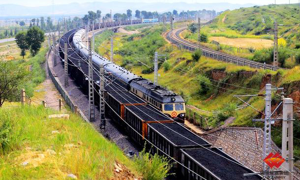 進入7月份，包神鐵路集團神朔鐵路公司緊抓煤炭市場“迎峰度夏”黃金時期，緊盯年度運輸任務目標，確保一體化運輸任務持續高位運行。7月12日，包神鐵路全線單日運量完成237列、99.9萬噸，再創歷史最高紀錄。其中，神朔鐵路單日運量完成209列、87.9萬噸；神池南口單日接車215列、交車211列，均創歷史新高。