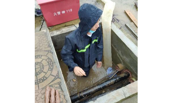 圖為近日，中節能太陽能公司防汛保電現場。