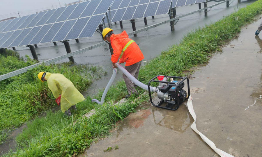 圖為近日，中節能太陽能公司防汛保電現場。