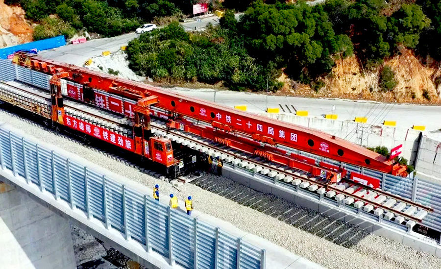 7月28日11時，隨著中國鐵建所屬中鐵二十四局鋪軌工人最后一根長軌鋪設到位，福（州）平（潭）鐵路全線鋪軌貫通，為該條鐵路開通運營奠定基礎。福平鐵路是京福高鐵的重要延伸，線路全長約88公里，橋隧占比79.04%，設計時速200公里。福平鐵路自福州站起，穿鼓山、跨閩江，引入福州南站跨烏龍江至長樂區，通過平潭海峽公鐵兩用大橋，跨越人嶼島、長嶼島等島嶼，最后接入平潭站。圖為鋪軌機在緊張作業中。