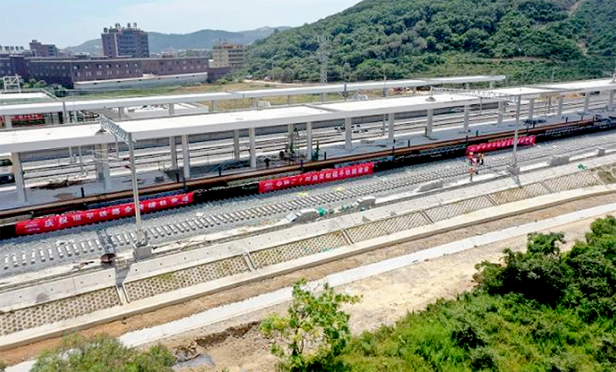 中鐵二十四局承建福平鐵路全線鋪架工程及部分站前工程。其中鋪架工程主要包括：全線28座橋梁T型梁1029孔的架設，以及長183.09公里的無縫線路的鋪設。在施工作業中，建設者克服沿海地區風大、氣候多變、高空作業安全風險高等困難，確保施工安全，扎實推進工程建設，每天超額完成梁片鋪架任務。圖為鋪軌現場。