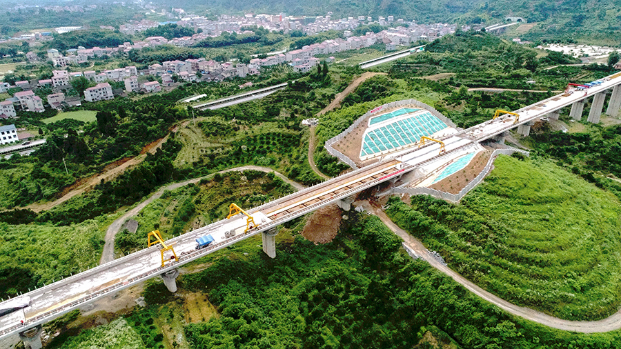 張吉懷高鐵全長246.3千米，設計時速350公里，途徑湘西麻陽、鳳凰、永順等6個國家級貧困縣和張家界、芙蓉古鎮、鳳凰古城等著名風景區和文化古城，被又稱為“最美扶貧高鐵”。全線設張家界西、芙蓉鎮等7座車站，在張家界與黔張常鐵路相連，在懷化與滬昆高鐵等鐵路線相連，打通湘西，并入全國鐵路網。圖為俯瞰建設中的麻陽西高鐵站。