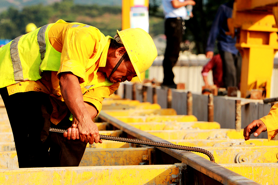 圖為施工人員進行軌道板施工模板加固。