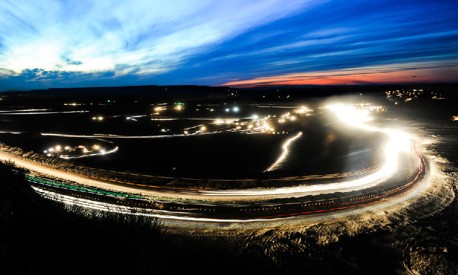 歷經幾代神寶人的拼搏發展，如今神寶能源登上中國現代能源行業的大舞臺，公司機械化程度達到100%。圖為土方剝離夜景。