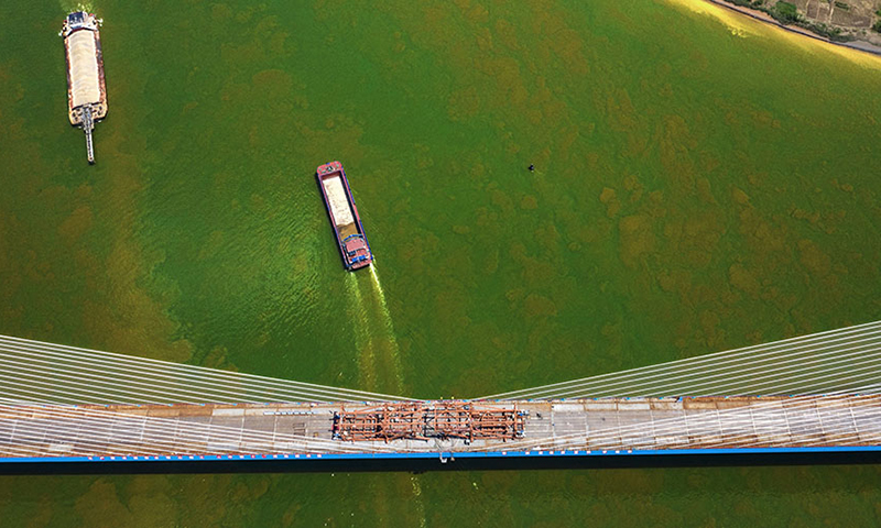 南沙港鐵路正線全長約88公里，設計時速120公里，為雙線貨運鐵路（正在辦理變更增加客運功能），貫穿江門、中山、佛山以及廣州四座城市，主要承擔中南、西南地區外貿集裝箱、能源及重要原材料運輸任務，是大灣區發展多式聯運交通網絡的重要組成部分，建成通車后南沙港集裝箱班列將直達歐洲。圖為施工現場俯瞰。（金偉 攝）