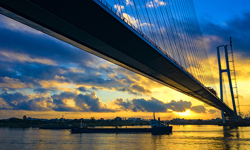 圖為余暉中的大橋。（金偉 攝）