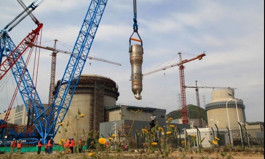 大件吊裝起重機機身粗大，這工業藍，力量十足，無形中提升了駕駛者的自豪感，也考驗著精細度。