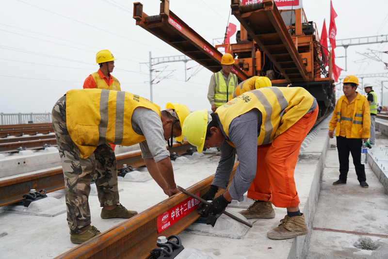 圖為8月17日，中鐵十二局工人在進行鋪軌作業。（新華社記者 牟宇 攝）