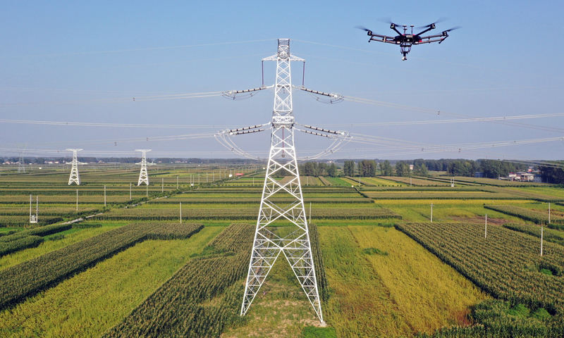 圖為8月27日，巡檢無人機在變電站外巡線。（新華社記者 李嘉南 攝）