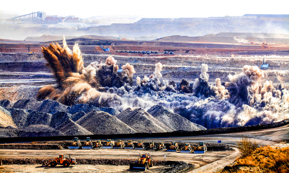 該集團現擁有年生產能力6900萬噸的黑岱溝露天煤礦和哈爾烏素露天煤礦及配套選煤廠，裝機容量960MW的煤矸石發電廠，正線全長448公里年輸送能力超億噸的大準鐵路和準池鐵路，年產4000噸的粉煤灰提取氧化鋁工業化中試工廠，以及生產配套的供電、供水、炸藥生產等生產輔助設施。圖為露天礦拋擲爆破現場。