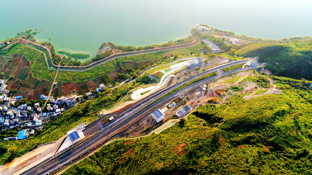 澄川高速大部分地段地質構造復雜，施工難度大。同時，澄川高速位處風景名勝區，環保水保管控嚴格。云南交投集團選派精干力量組成項目建設指揮部，嚴控工程質量、工程進度、工程投資、安全生產、水土保持及環境保護，順利實現了建設目標。圖為星云服務區。