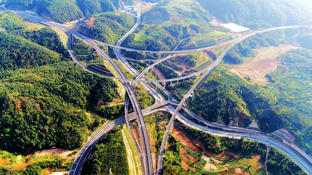 項目建設過程中嚴格執行環水保監測，隧道施工采取邊坡開挖一級、防護一級、綠化一級的措施，最大限度地減少對地表植被的擾動和破壞，實現了“綠色進洞”。圖為江川東立交橋。