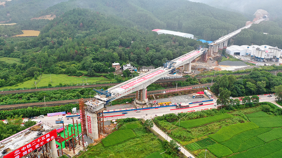 9月11日凌晨，經過50分鐘的空中旋轉，由中國鐵建所屬鐵四院設計、中鐵二十五局施工的柳城東江特大橋跨京九鐵路轉體連續梁成功“轉身”，宣告贛深全線所有上跨既有線的轉體施工“完美收官”。圖為橋梁完成轉體精準對接。（陳浩 攝）