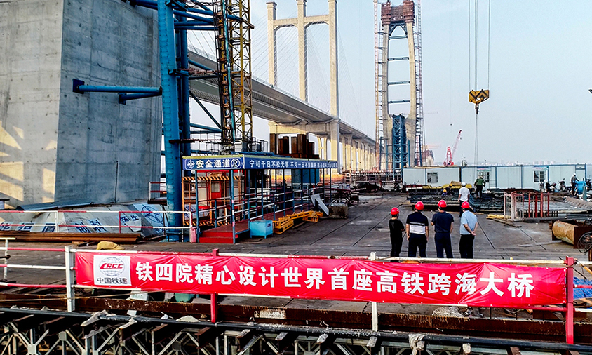 設計單位鐵四院聯合鞍鋼集團鋼鐵研究院等單位，研制了鎳系耐海洋大氣腐蝕鋼及配套高強螺栓及焊接材料，填補我國耐海洋大氣腐蝕鋼的鋼種空白。圖為建設中的泉州灣跨海大橋。