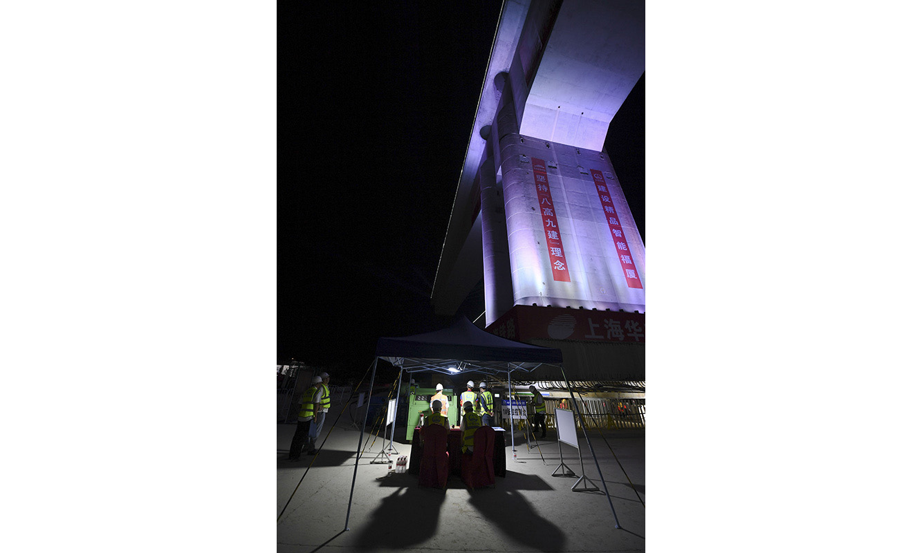 新建福廈鐵路設計時速350公里，預計2022年通車。圖為9月23日晚，技術人員在轉體梁下方指揮轉體作業。（新華社記者 宋為偉 攝）