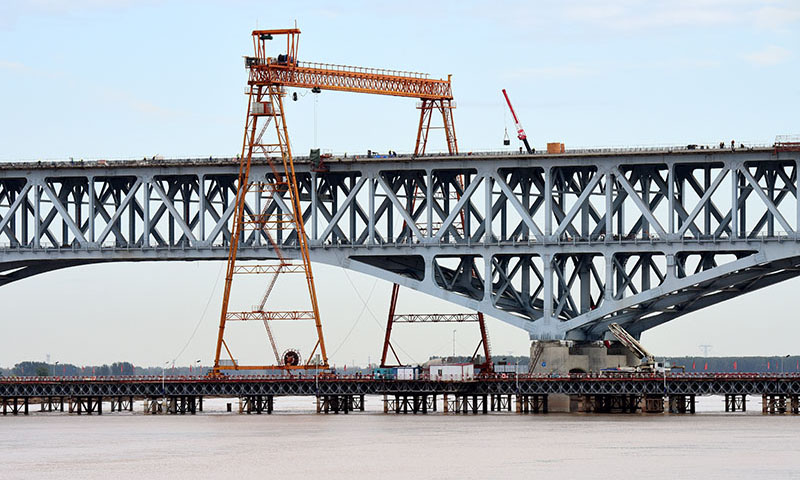 由中鐵大橋局承建的國家重點工程——鄭（州）濟（南）鐵路鄭州黃河特大橋主橋已進入最后的橋面系鋪設建設階段。圖為10月7日拍攝的施工中的鄭濟鐵路鄭州黃河特大橋。（新華社記者 朱祥 攝）