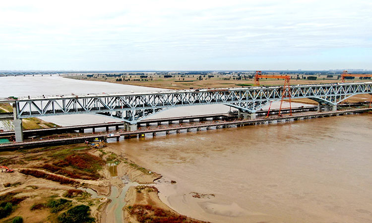 圖為10月7日拍攝的施工中的鄭濟鐵路鄭州黃河特大橋。（新華社記者 朱祥 攝）