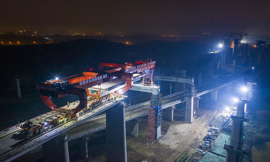 圖為作業人員正在架設常益高鐵黃橋大道特大橋上跨石長鐵路烏山聯絡線的箱梁。（彭特 攝）