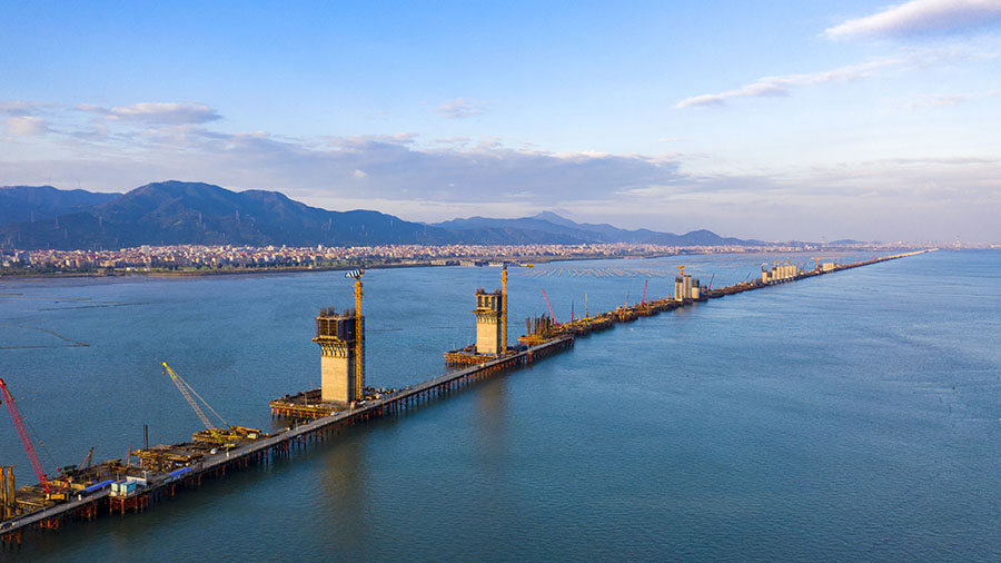 圖為湄洲灣跨海大橋建設現場。（金偉 攝）