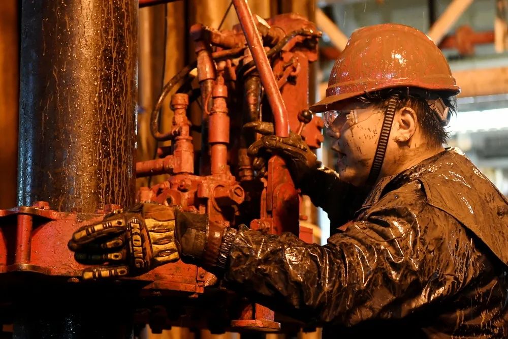 2019年最后三個月，包括環境評價報告在內的該項目十多項手續均陸續辦理完畢。當取得最后一項海上作業許可的消息傳來，接到指令的200多名施工人員迅速向碼頭行進。此后33個小時里，導管架即刻啟程，趕往氣田所在海域，迅速在海上“安家落戶”。距離2020年1月2日零點還有11分鐘的時候，渤中19-6千億方大氣田第一個導管架投入了大海的懷抱，打贏了渤中19-6項目的海上施工“第一戰”。此后數日間，試驗區開發項目平臺組塊、火炬臂、生活樓等，均以過去難以想象的速度完成裝船、運輸與海上安裝等工作。