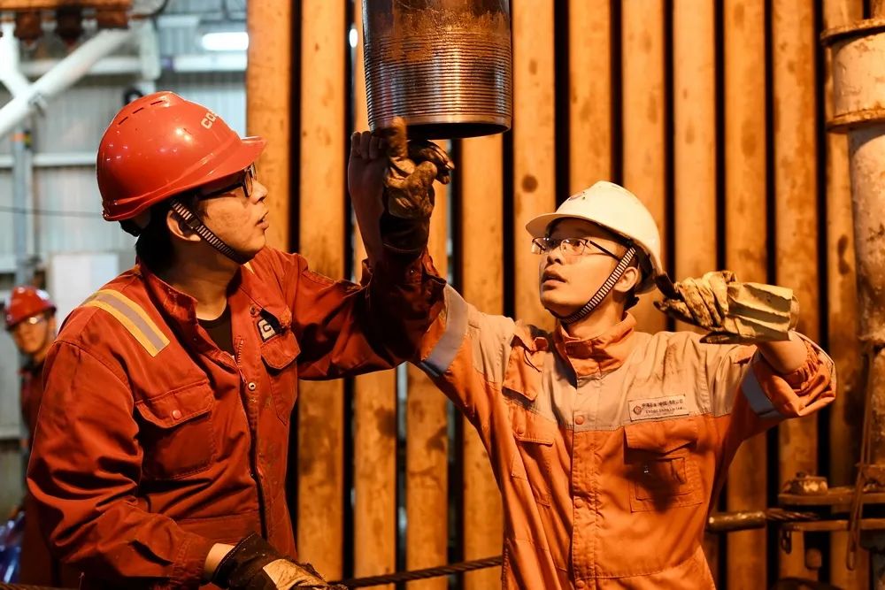 但誰也沒想到，新冠肺炎疫情再一次拖住了項目的“進度表”。各類設備物資延期到貨，37個供貨商廠家人員無法出海等，導致海上調試、海管鋪設、終端及老平臺改造工作無法正常進行。海上留守人員不分崗位、不分工種，喊著號子扛起了沉重的電纜，讓這條百余米長的“人龍”蜿蜒著拐過一道道彎，緩緩爬進了未來的“家”，午夜時分給平臺送去了光明。