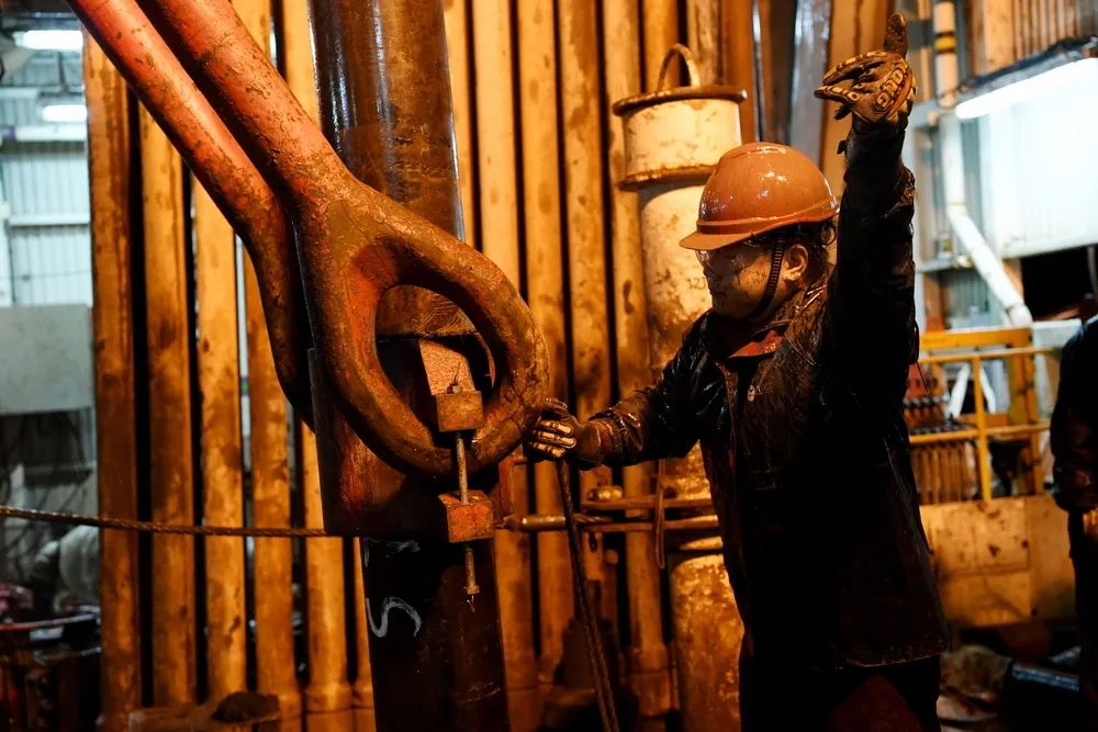 由于開發井越打越快，作業進度和時效遠超設計預期，物料船的配料速度已經跟不上鉆井速度，渤海油田在船舶資源十分緊張的情況下，不得不額外把“6”字頭的大船，也派到渤中19-6凝析氣田開發試驗區項目。