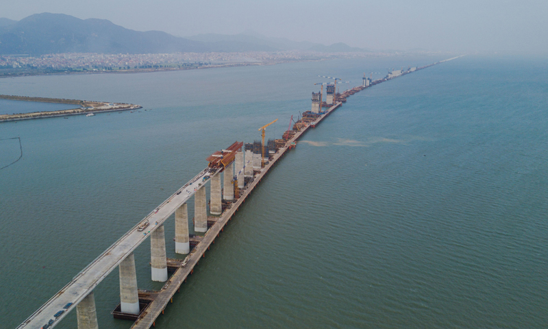 近日，新建福廈鐵路湄洲灣跨海大橋作業加緊推進，施工單位克服入秋以來海上風大浪大、晝夜溫差大等困難，確保工程進度。福廈高鐵是我國首條跨海高鐵。圖為11月2日拍攝的新建福廈鐵路湄洲灣跨海大橋建設現場。（新華社記者 宋為偉 攝）