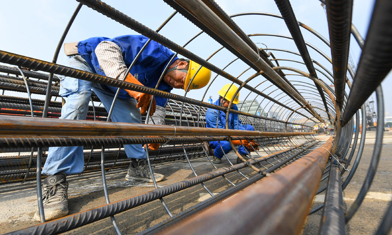 圖為11月8日，在蘇州市軌道交通8號線右岸街站施工現場，中鐵十局城軌公司的工程人員在進行鋼筋籠綁扎作業。（新華社記者 李博 攝）