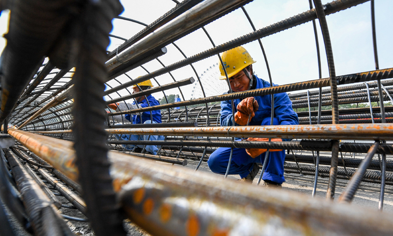 圖為11月8日，在蘇州市軌道交通8號線右岸街站施工現場，中鐵十局城軌公司的工程人員在進行鋼筋籠綁扎作業。（新華社記者 李博 攝）