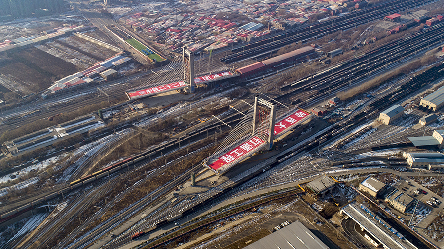 11月12日上午，在哈爾濱市哈西大街跨哈南場立交橋施工現場，兩座總重量達5.6萬噸的斜拉橋體主塔，歷時2小時完成了逆時針79度和順時針93度的同步轉體，標志著由中國鐵建所屬鐵五院勘察設計、中鐵二十二局集團施工的國內跨越鐵路既有線路最多、我國高緯度高寒地區轉體重量最大轉體斜拉橋合龍。圖為斜拉橋轉體前。