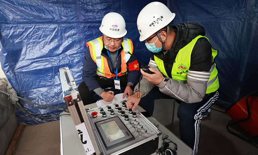 據悉，該工程通車后，不僅能夠進一步提升哈爾濱西部地區路網綜合交通能力，完善哈西路網，推動群力、哈西、哈南、松北、平房等行政新區的快速發展，還與哈爾濱機場高速公路、繞城高速公路相連，進一步加強黑龍江省與全國各地乃至遠東地區的人員、經濟、文化交流。圖為技術人員進行轉體牽引主控臺操作。