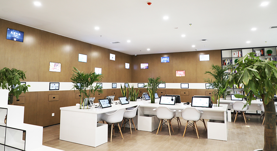 建設過程中還創新采用了3D打印機將虛擬數字化三維模型轉化為實體模型，實現了工程主體、節點構件的可視化，為企業運用大數據、3D打印技術，高效安全建設超大型城市文化綜合體積累了寶貴經驗。圖為智能閱讀區。