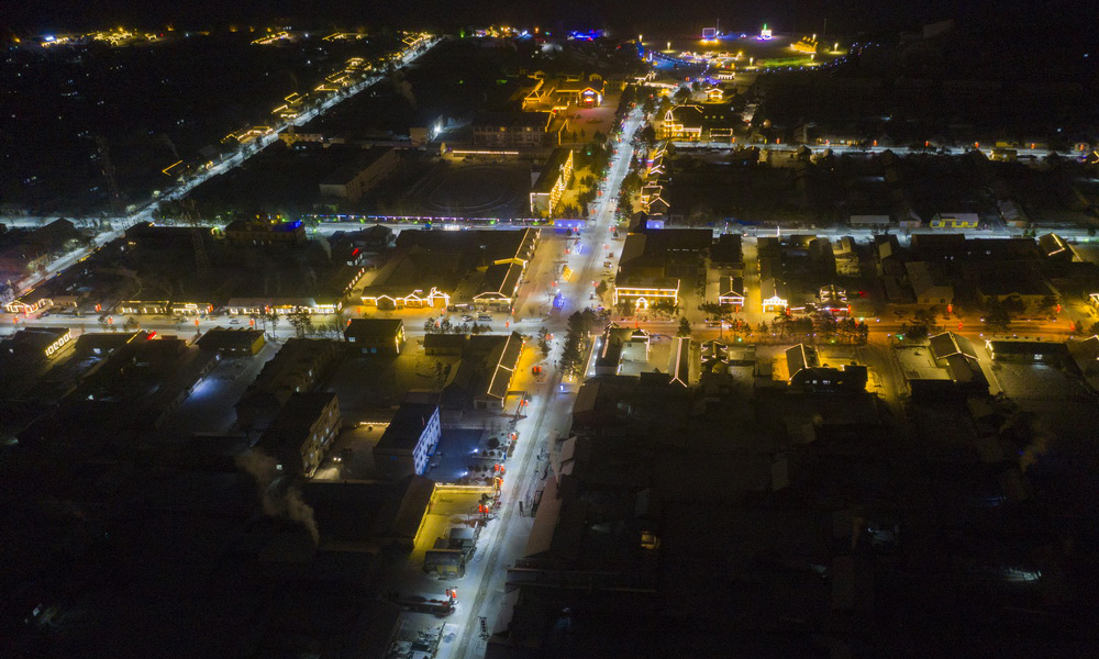 夜，又一次籠罩在北極村上空。燈，將祖國最北方的村落照亮。圖為1月12日拍攝的北極村夜景。（新華社記者 謝劍飛 攝）