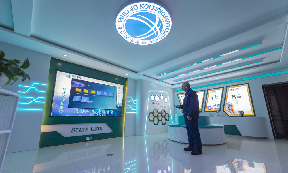 2020年，北極供電所新裝修了多功能展示廳、食堂，購置了廚具，安裝了浴室。“現在工作生活條件越來越好，我們為從事這份工作感到驕傲，保證北極村的正常用電是我們的職責和使命。”呂建生說。圖為1月12日，王少亭在北極供電所的多功能展示廳內調試顯示屏。（新華社記者 謝劍飛 攝）