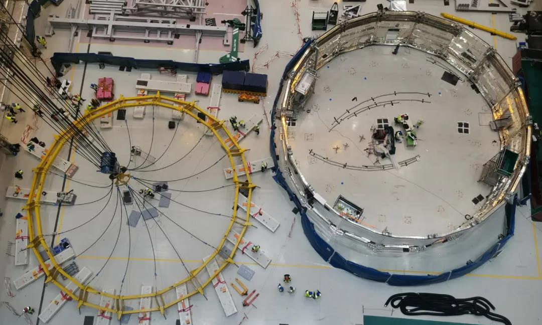 冷屏為托卡馬克裝置提供了光學上不透明的熱屏障，使超導磁體免受諸如真空室和杜瓦之類的高溫組件的影響。