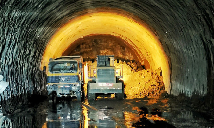 該工程是目前我國在建規模最大、投資最多的水資源配置工程，被列為國務院172項節水供水十大標志性工程之首，計劃從水量相對充沛的金沙江干流引水至云南滇中干旱地區，全線輸水總干渠長664.24公里，其中引水隧洞長度達611.99公里，為世界之最。圖為隧道出渣施工。