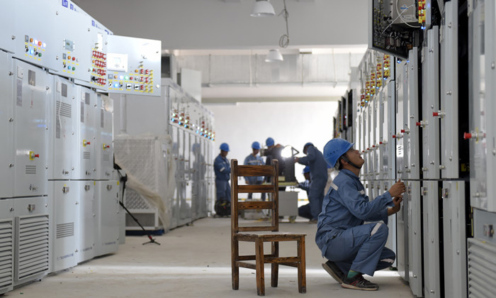 東接香港、西連珠海和澳門的港珠澳大橋建設接近尾聲，供電項目建設也正緊鑼密鼓地進行當中，由南方電網公司投資建設的110kV人工島輸變電工程已基本完工，預計11月底可竣工投產。圖為港珠澳大橋人工島變電站10千伏開關機械特性測試。（莫默 攝）