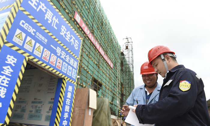 該輸變電工程有三大亮點：首次應用了網絡備自投方式供電，兩條線路互為備用，保障供電持續性；采用MMJ電纜接頭技術，解決電纜溝空間受限問題；外立面設計時尚新穎，寶藍色線條與伶仃洋上的港珠澳大橋相呼應。圖為南方電網廣東珠海供電局工作人員在港珠澳大橋人工島變電站施工現場開展安全檢查。（莫默 攝）