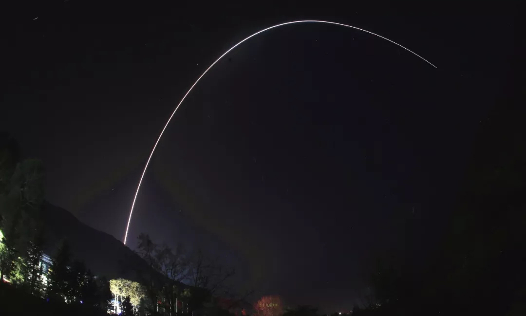 長二丙火箭由中國航天科技集團有限公司一院抓總研制。火箭在本次任務中首次采用一二級推進劑并行加注模式，提高了在發射場的工作效率。曾經歷“南征北戰”的長二丙火箭，也是我國唯一在內陸3個發射場都執行過發射任務的火箭。（謝奇勇 攝）