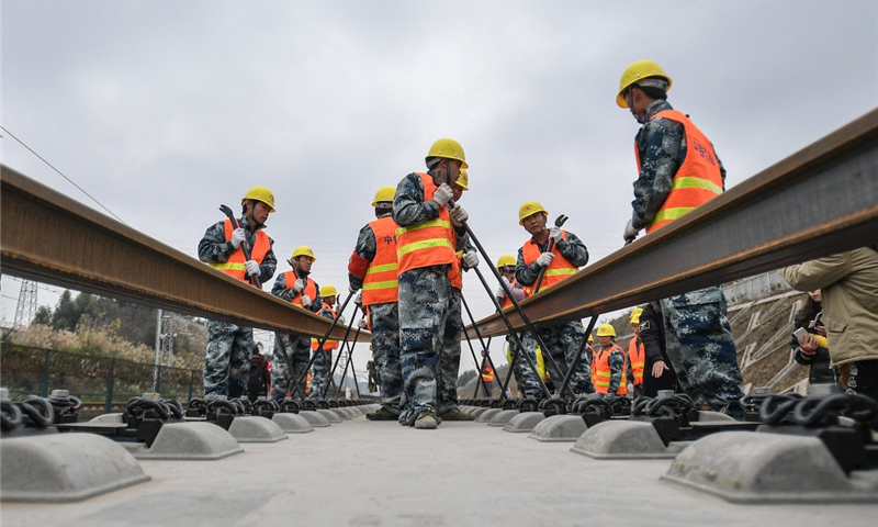 2018年1月5日，成（都）貴（陽）高鐵樂山至貴陽段首段鋼軌在四川省樂山市順利鋪下，標志著新建成貴高鐵樂山至貴陽段正式進入鋪軌施工階段，預計2019年全線開通運營。（新華社記者 薛玉斌 攝）