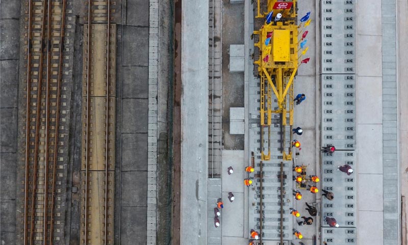 中鐵四局的建設者在四川省樂山市境內進行鋪軌作業。（新華社記者 薛玉斌 攝）