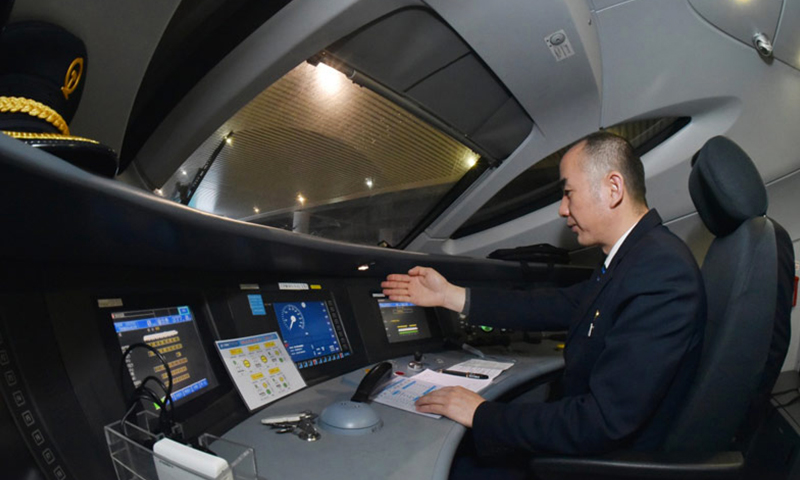 1月25日，在貴陽北站，渝貴鐵路首發動車駕駛員在檢查儀表，準備發車。當日，設計時速200公里的渝貴鐵路全線開通運營。（新華社記者 歐東衢攝）